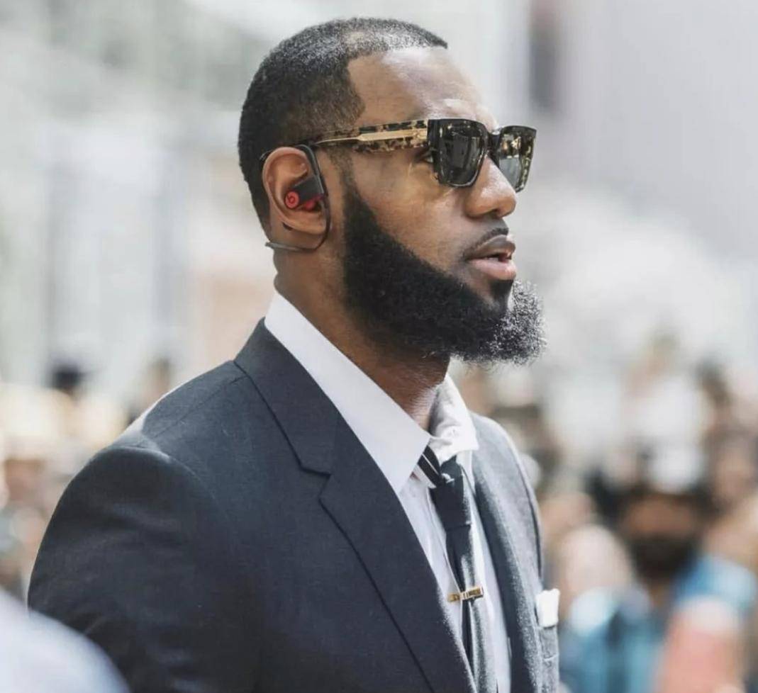 开云体育官网-MAD教练压力巨大！，詹姆斯遭遇十二持续失利全场沸腾不已-开云体育官网